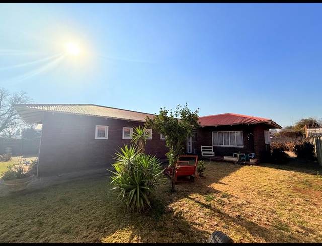 3 BEDROOM HOUSE FOR SALE IN VANDERBIJLPARK CE 2